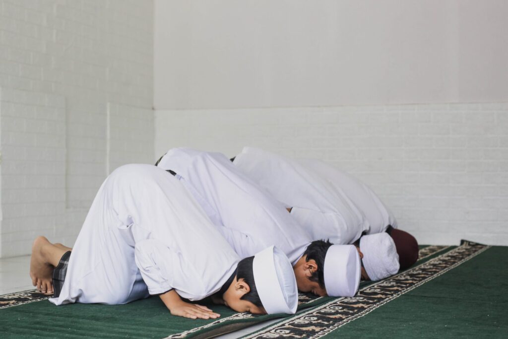 Side,View,A,Group,Of,Muslims,Are,Praying,With,Prostrating